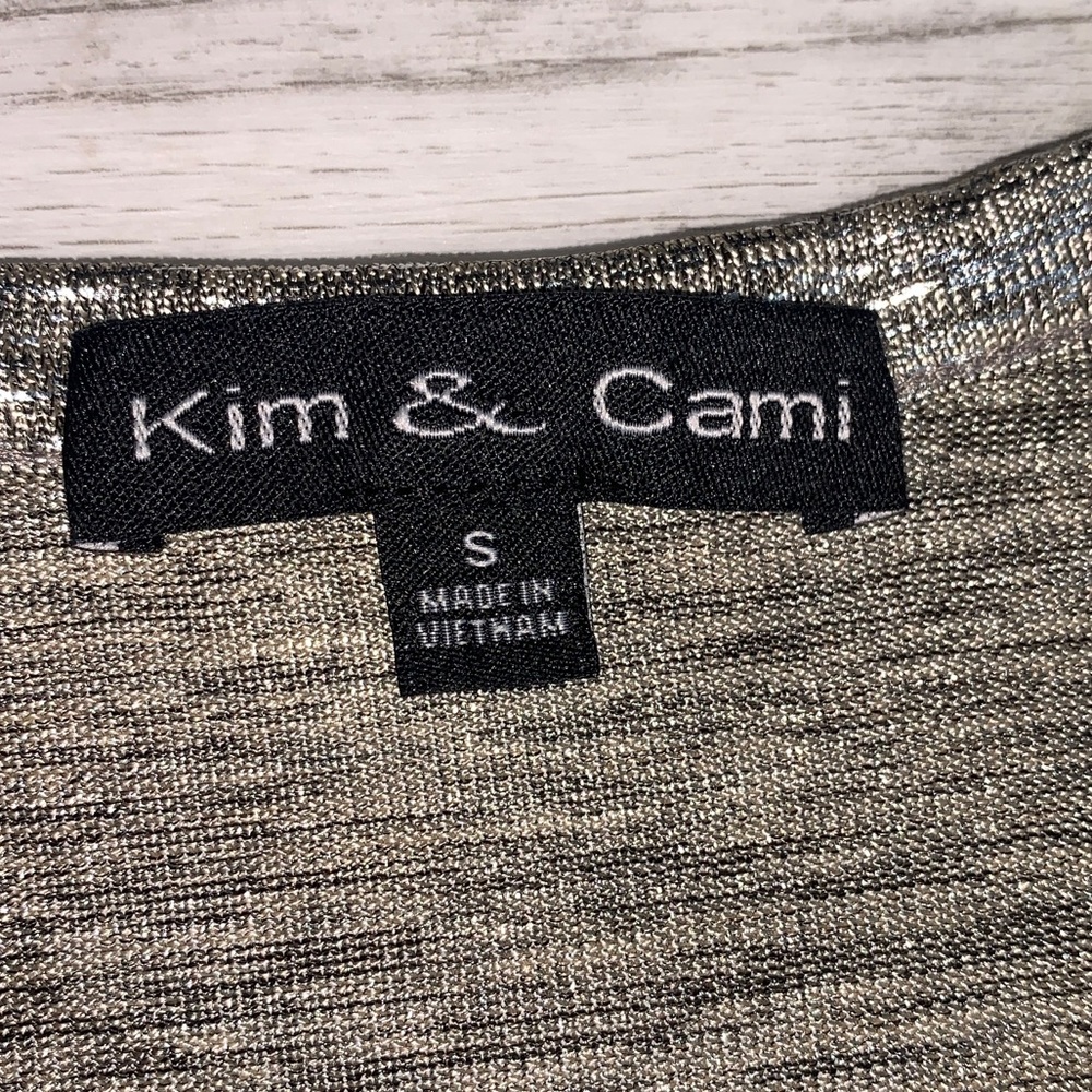 Kim & Cami Gray Metallic Top Size Small - Picture 2 of 3